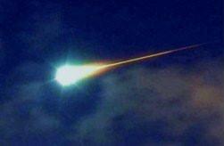 (MS) In die Atmosphäre eintretende Meteoritenschauer 4 ionisieren die Luftschichten. Abb. 15: Meteor (von Thomas Grau derivative work: Basilicofresco cp) ca.