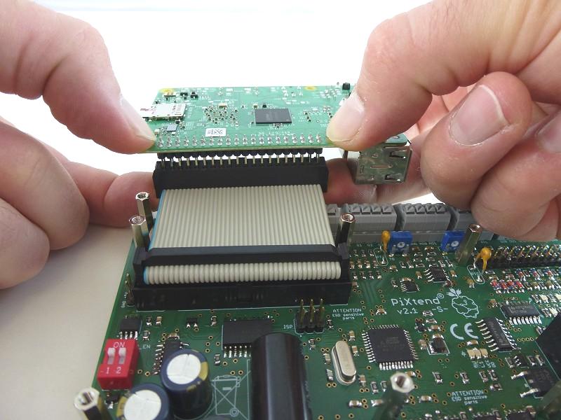 Anschließend kann der Raspberry Pi Computer auf der anderen Seite des Flachbandkabels angesteckt werden (Abb. 7). Dazu wird der Raspberry Pi auf den Rücken gedreht.