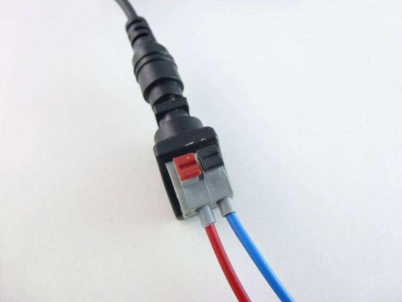 Die meisten Steckernetzteile werden von deren Herstellern mit einer Hohlsteckerbuchse 2,1 mm (innen) x 5,5 mm (außen) ausgestattet. Damit ist der Anschluss an die Klemmen auf nicht direkt möglich.