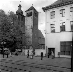 Brachfläche nach Abbruch der Bauruine. 1991 2014 Blick auf die Reglerkirche in der Bahnhofstraße.