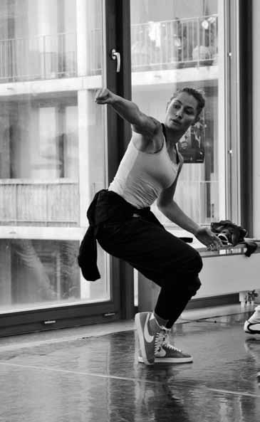194 Gesundheit Zumba Zumba ist ein gesundes Fitness- und Tanzprogramm, das in den neunziger Jahren von Alberto Beto Perez aus Kolumbien erarbeitet wurde.