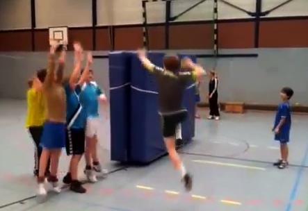 M1: Handball-Sprungwurf M2: Handball über eine Schnur (Matte) Organisation Zauberschnur Materialbedarf 6