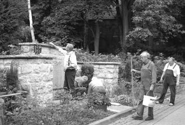 14 Südnachrichten / De Waterbröders 1995 fand sich eine Gruppe gesetzter Männer zusammen, die sich Mascheroder Gedenkstein- und Wasserbrüderschaft nannte.