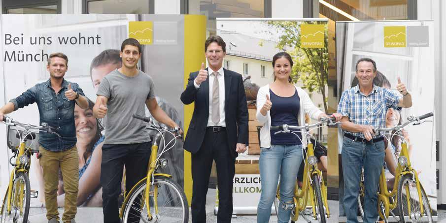 GEWO-GLÜCK Herzlichen Glückwunsch! Mit dem GEWOFAG-Rad durch die Stadt Startbereit: GEWOFAG-Geschäftsführer Dr. Klaus-Michael Dengler übergibt den glücklichen Gewinnern ihre neuen Fahrräder.