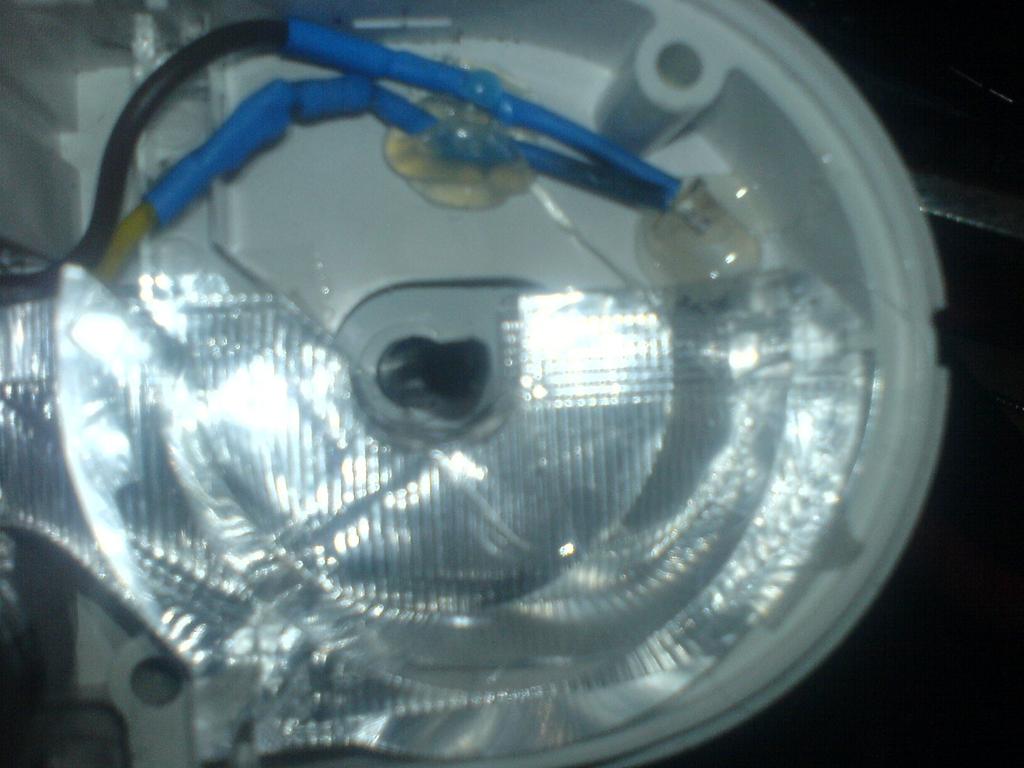 auf dem bild erkennt ihr auch dazu wie wir dort die LED anbringen...diese Leuchtet in die Richtung des Durchsichtigen Plastikteils.