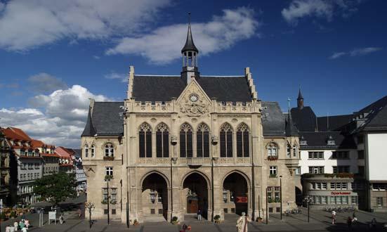 Zu den markanten Sehenswürdigkeiten gehört das Ensemble von Mariendom und Severikirche oberhalb des Domplatzes.