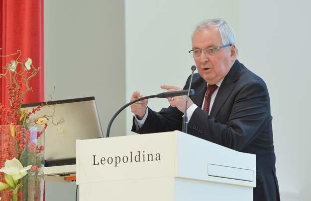 Leopoldina-Mitglied und Nobelpreisträger Bruce Beutler im Vortrag auf der Jahresversammlung 2014, moderiert von Leopoldina-Vizepräsidentin Bärbel Friedrich.