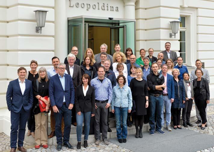 Teilnehmer des Journalistentreffens der Leopoldina diskutieren Wissenschaftsthemen mit Experten.