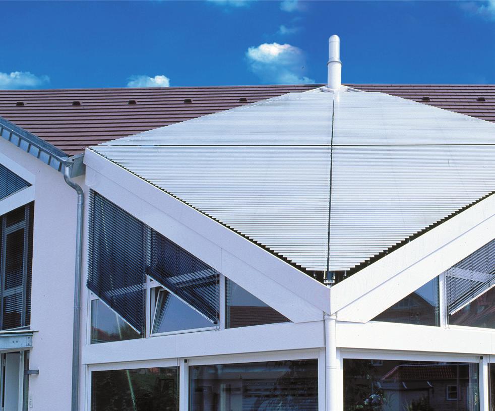 Mit Hilfe unserer patentierten Teleskopschiene können Fenster und Glasflächen mit einer Neigung von bis zu 45 Grad verschattet werden.