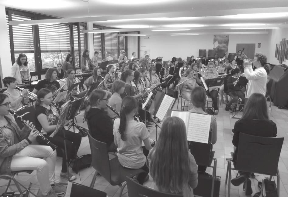 Schulleben - Musik Blasorchester - Aktionen Auch in diesem Jahr probte das Blasorchester wieder; diesmal jedoch nicht nur für die regulären Schulkonzerte, sondern auch seit langem wieder einmal für