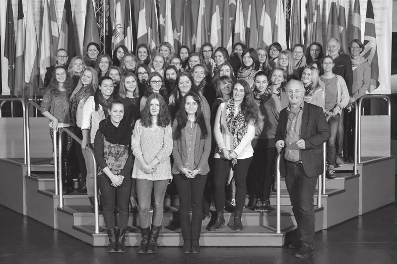 Schulleben - PoWi Politik und Wirtschaft: Tagesausfl ug zum Europäischen Parlament nach Straßburg Am 15. Januar 2014 unternahmen die Politik und Wirtschaft-Kurse der Q1 von Fr. Dr.