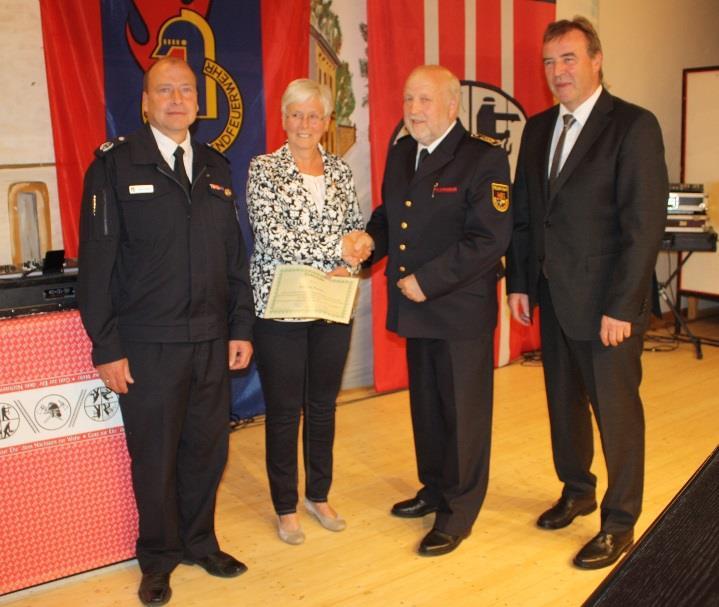 Kreisbrandmeister Udo Crespin betonte in seiner Ansprache, dass oberstes Ziel der Gemeinde Nettersheim als Träger des Feuerschutzes gemeinsam mit der Freiwilligen Feuerwehr die Rettung von