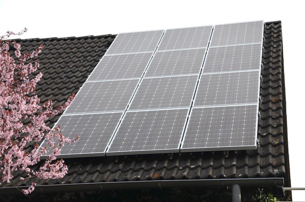 Flächenbedarf abhängig von zu installierender Leistung Für 1 kwp werden 7-8 m² Solargeneratorfläche benötigt 1 kwp Ertrag von 800 1100 kwh Strom/Jahr CO2-Einsparung: 550 kg pro 1000 kwh (Gemis-Wert)