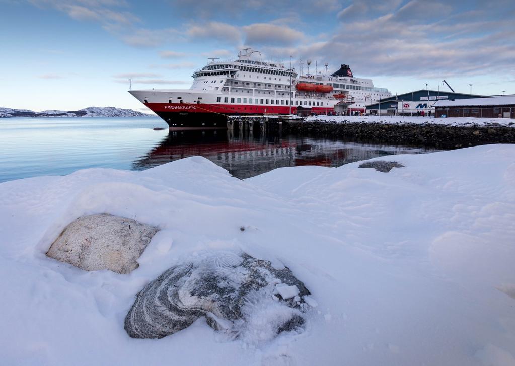 Steine als Vordergrund am Kai in Kirkenes