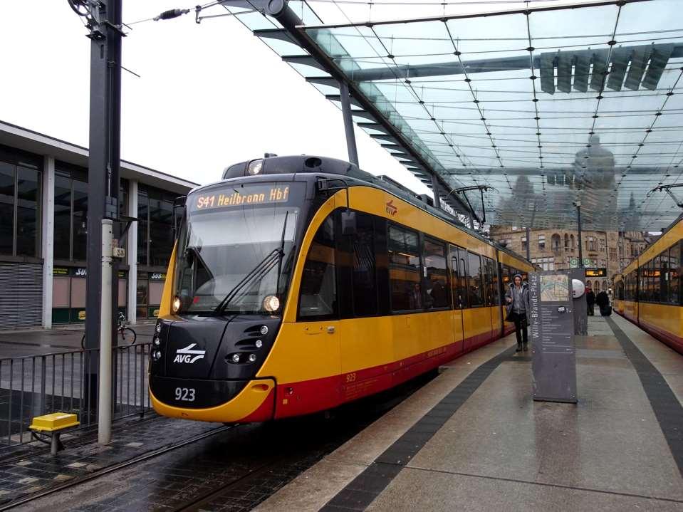 Heilbronn Hauptbahnhof / Willy-Brandt-Platz Eine DB-Regionalbahn braucht von Offenau nach HN