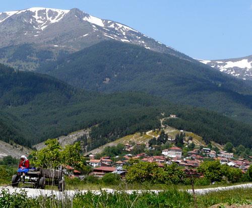 Nach dem Frühstück machen wir einen Rundgang durch das historische Zentrum von Bansko. Zu Mittag fahren wir zum Dorf Dobarsko, wo wir die aus dem 17.Jh.