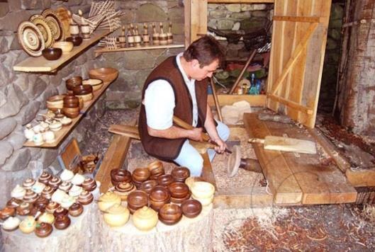 Werkzeugen, werden unter verschiedene alte Handwerke Geschicklichkeit eines und Holzschneiders bewundern. Bevor wir den Pass erreichen, machen wir eine Pause im Dorf Schipka.