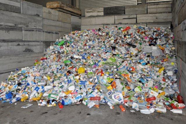 Dort, wo der Kunststoff sortenrein, sauber oder nur leicht verschmutzt anfällt, macht eine stoffliche Verwertung absolut Sinn.