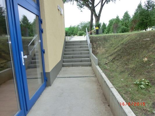 Über die Treppe sind zu erreichen: Wege im Außenbereich über Treppen Anzahl der Treppenstufen: 7 Höhe der Stufe / der Schwelle: 16 cm Die Treppen haben gerade Läufe.