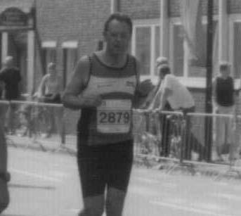 Der Münstermarathon war hammerhart. Trotzdem schaffte er die 42,195 km in 3:52 Std. Ludger Rasche konnte trotz Hitze im Ziel nach 4:17 Std. noch lächeln.