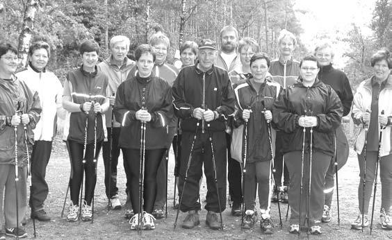 Auch Technik und Ausrüstung wurden vorgeführt und alle künftigen Nordic Walker konnten sich schon mal mit den Stöcken vertraut machen. Mit jeweils 15 Personen sind beide Kurse ausgebucht.