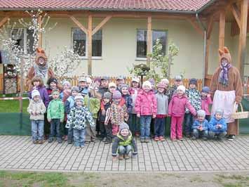 Nr. 5/2014-7 - Röderland Nach dem Osterfest wanderten alle Kinder und Erzieher zum traditionellen Eierrollen auf den Hasenberg. Dabei meinte es die Sonne sehr gut und die Vögel sangen für uns.