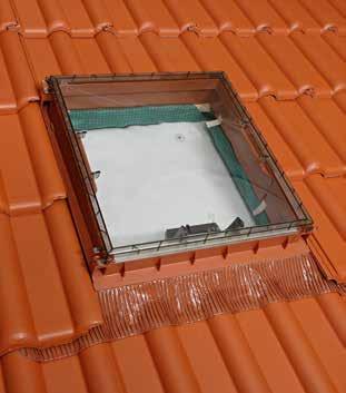 Lichtkuppel-Dachfenster Luminex ÖFFNUNGSRICHTUNG ÄNDERN Außen liegende Bolzensicherung entfernen. Gelenkbolzen herausziehen.