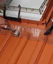 Befestigung beidseitig in Nagelleiste im Bereich der oberen Dachlatte, z. B. mit Pappstiften oder Schrauben.