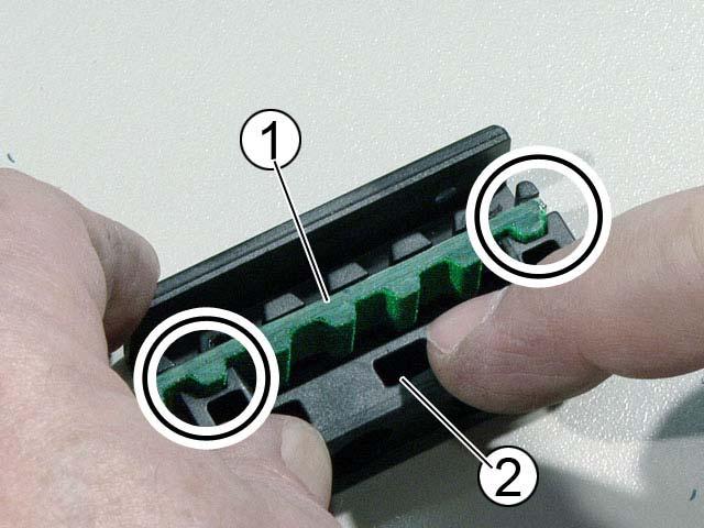 Montage Zahnriemen in Gleiter montieren Zahnriemen (1) in Gleiter (2) eindrücken!