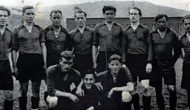 lediglich das schlechtere Torverhältnis die Meisterschaft gegen die Mannschaft vom Höppel entschied. Im Sommer 1950 wurden die drei A-Klassen zu zwei jeweils 16 Clubs starken Gruppen zusammengelegt.