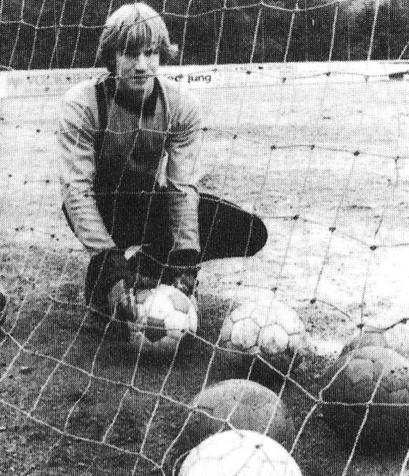 Henning Schneider ging aus der eigenen Jugend hervor, spielte später u.a. bei Rot- Weiß Lüdenscheid hinterließ, sollte Werner Heide, bis dato Trainer der Reserve der Siegener Sportfreunde, füllen.