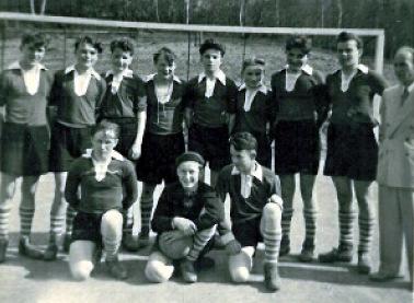 Die neu gegründete A-Jugend im Jahr 1954: (Stehend von links) Adolf Uebach, Ernst-Wilhelm Spies, Dieter Ginsberg, Horst Boer, Dieter Klöckner, Günter Rauscher, Lothar Uebach II, Herbert Lohwasser,