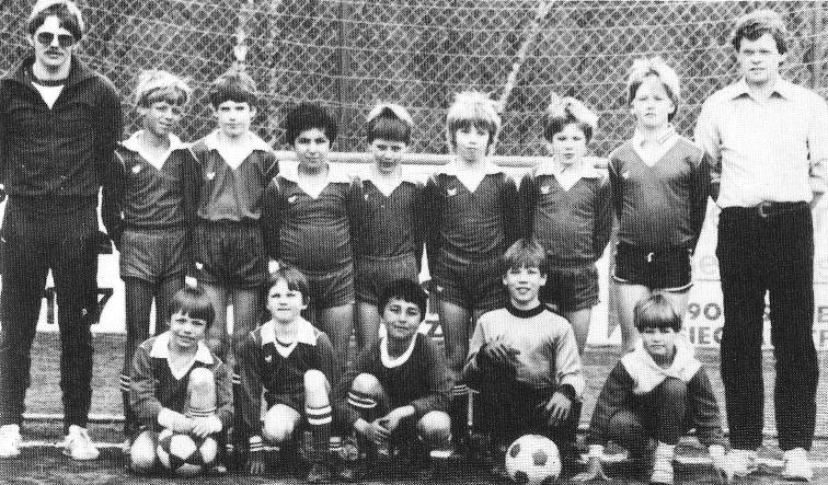 Die E-Jugend 1983/84: (hinten von links) Trainer Walter Schulte, Jost Zimmermann, Mirco Grümbel, Nihat Aldogan, Markus Uebach, Patrick Stoffel, Oliver Kapteina,