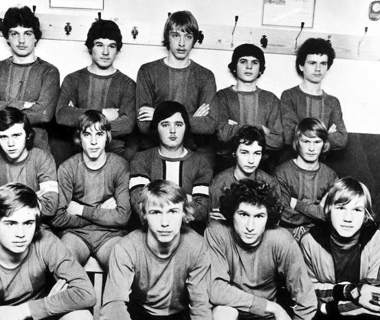 A-Jugend Kreispokalsieger 1976/77: Frank Lowag, Hansi Rinsdorf, Frank Tönnies, Paolo Amato, Klaus Pampel (mittlere Reihe) Dieter Jung, Eberhardt Wüst, Michael Groos, Rüdiger Schneider, Frank