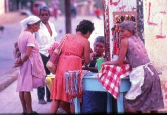 Hintergrundinformationen zur Städtepartnerschaft Kreuzberg - San Rafael del Sur, Nicaragua Arbeitsmarkt Die ländliche Bevölkerung muss in der Mehrzahl mit weniger als 30 US-$ Monatseinkommen