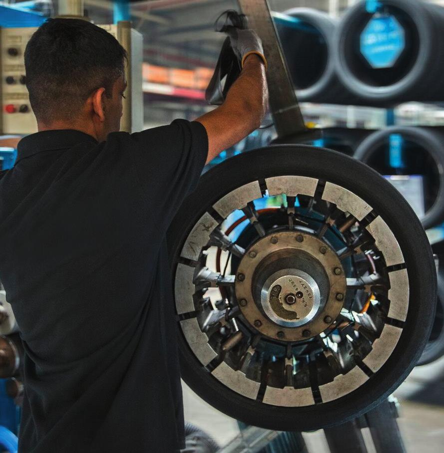 Was sind runderneuerte Reifen? Ganz kurz könnte man runderneuerte Reifen mit Aus alt mach neu! beschreiben: Runderneuerte Reifen sind neuwertige Reifen, die aus Gebrauchtreifen hergestellt werden.
