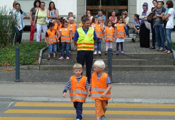 ersten sieben Kindergartenwochen begleitete die Kinder eine Geschichte von zwei kleinen Zwergli, Näsli und Chly, welche vom Zwergenkönig das richtige Verhalten auf der Strasse lernen.