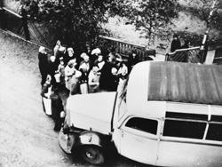 Massenmord an geistig Behinderten und chronisch Kranken mitten in Deutschland: Mit den berüchtigten grauen Bussen wurden die meisten Opfer in die Tötungseinrichtungen wie z. B. nach Hadamar bei Limburg transportiert.