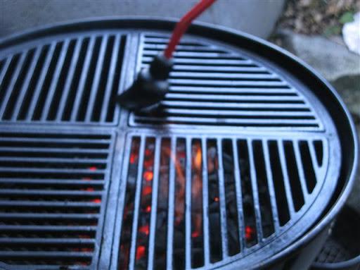 Die Steaks kommen von beiden Seiten 1,5 Minuten auf den Rost, und da der Fettrand noch dran ist, schlagen sofort Flammen um die Steaks.