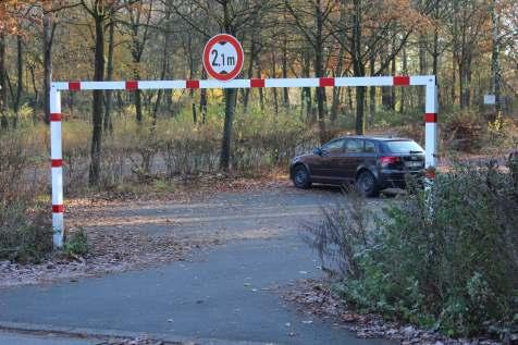 Der Querträger ist aus Aluminium Ovalrohr, Ø 115 x 84 mm, mit Anti-Sitzprofil, eloxiert und weiß beschichtet, mit rot reflektierenden Folienringen.