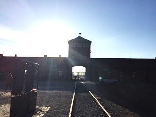 Les portes d entrée des camps Auschwitz I et Auschwitz II ( Birkenau ) ainsi que la rampe de