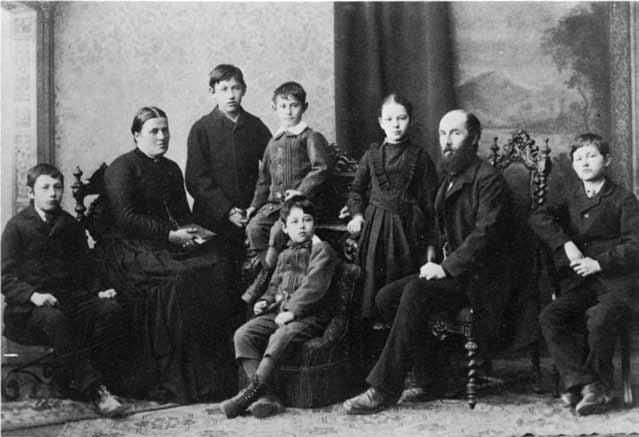Familie Karl Hermann Kasser; von links nach rechts: Hermann, Louise Kasser-König, Fritz, Ernst, Otto Heinrich, Hedwig, Pfr. K. H. Kasser, Paul Georg. Vordergrund (1883).