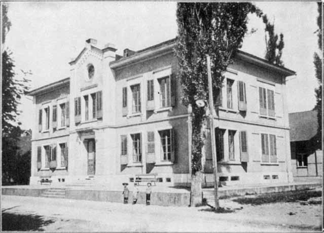 Herzogenbuchsee. Das zweite Sekundarschulhaus an der Oberstrasse vor 1931 lozzi zurück, dessen Institut in Yverdon einer der Rikli-Söhne besucht hatte.
