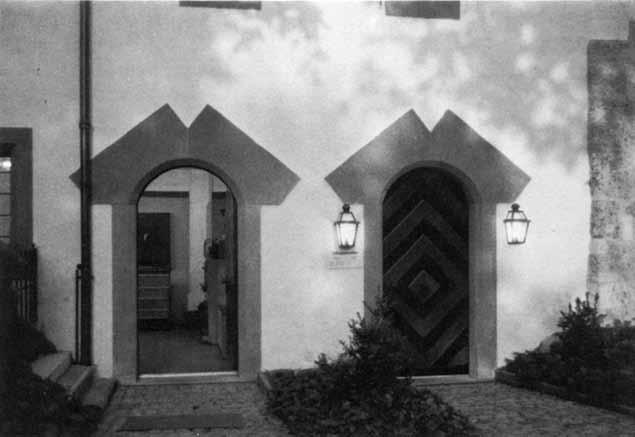 Abb. 4. Der Doppeleingang mit «Bischofsmützen», links zum EW, rechts zu Bibliothek und Museum. Foto W.