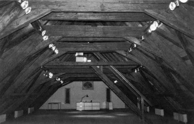 Abb. 6. Der Dachstock. Foto W. Gfeller nicht ganz verdrängt werden kann, dass trotz allem immer noch, oder vielleicht wieder gelesen wird.