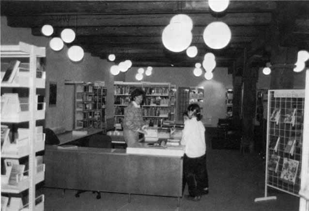 Abb. 7. Bibliothek mit Ausleihe. Foto W. Gfeller Interessierten, ab 1970 mehr und mehr aus, der Eindruck des «dejà vu» unter der Bevölkerung verstärkte sich.