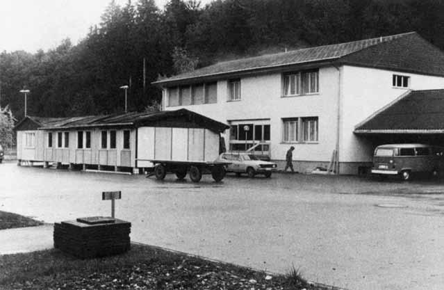 Das Theorie- und Kursgebäude im Zivilschutz-Ausbildungszentrum Aarwangen. Im Vordergrund der durch die erweiterte Kurstätigkeit nötige, nachträglich im Jahr 1980 errichtete Ausbildungspavillon.