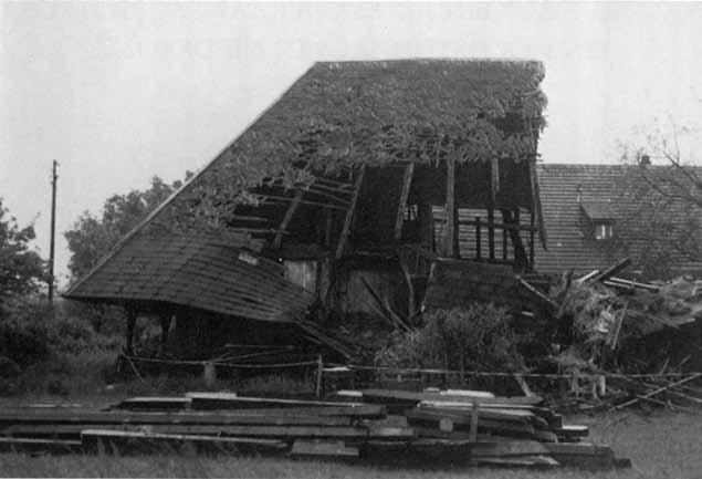 Abb. 1. Das Haus von Niederönz kurz vor dem Abbruch, Mai 1983. Foto W. Gfeller nachweisbar sein.