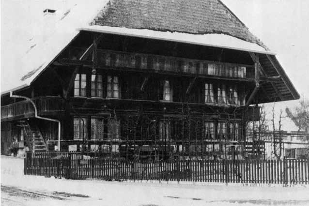Abb. 5. Haus mit Dreiviertelwalm, einer im Emmental und Oberaargau verbreiteten Dachform des Holzhauses. Markanter Bau am Eingang zur alten, engeren Dorfsiedlung von Herzogenbuchsee, Thörigenstrasse.