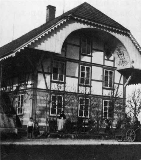 Abb. 1 und 2. Deutlich sind die ehemalige Bemalung der Fassade im Erdgeschoss (graue Streifen), in den Obergeschossen (Riegfelder) und die Ründimalerei zu erkennen. Foto um 1910.